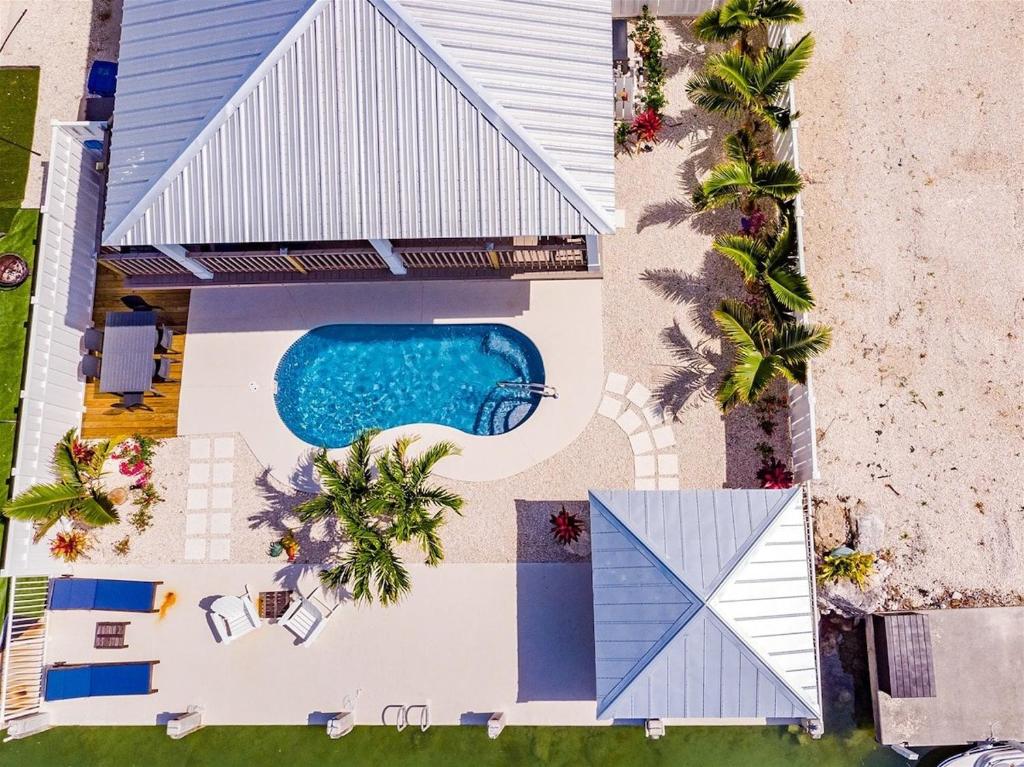 Seas the Day - Spacious Waterfront Pool Home, 50` Dock!, Marathon