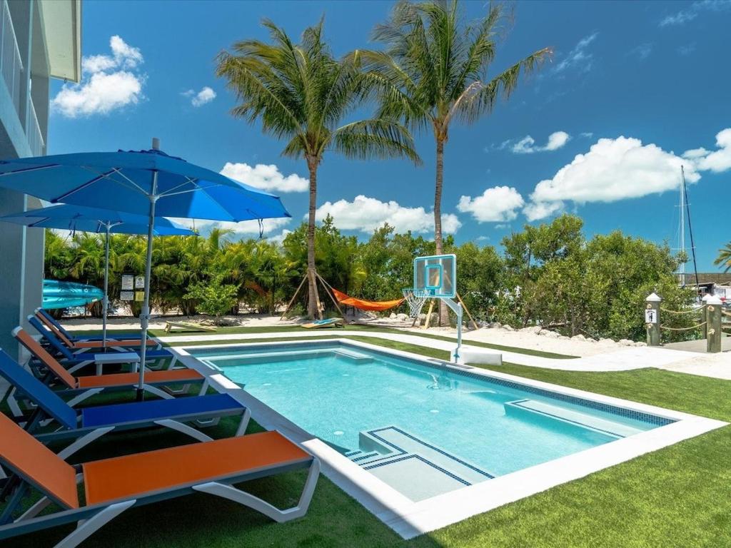 Seaside Serenity - Luxury Waterfront Pool Home, 35` Dock, Marathon