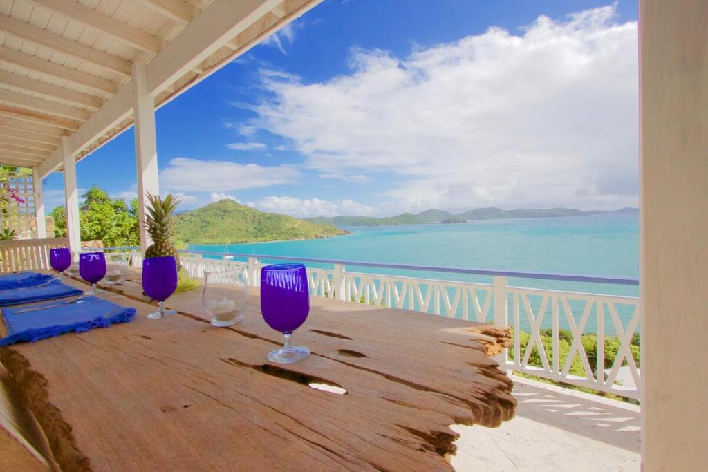 Big Blue Ocean Views from Every Room, Small Pool and Hot Tub - Sea Rock, Coral Bay