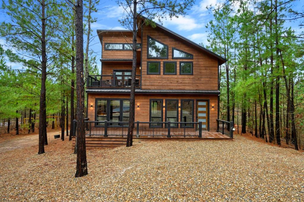 Moonshine Times - 3king 4queen perfect family and friends cabin firepit, Broken Bow