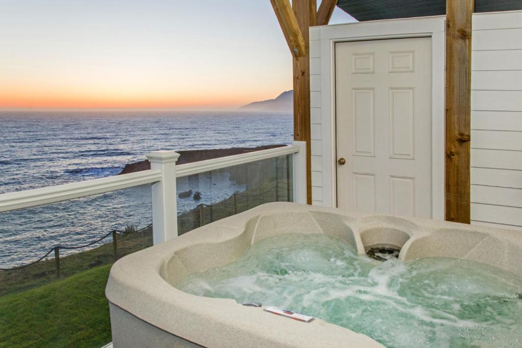 Abalone by OceanviewHotTubs Oceanfront Shelter Cove Tesla, Whitethorn