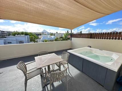 The Jacuzzi Escape, Flic-en-Flac