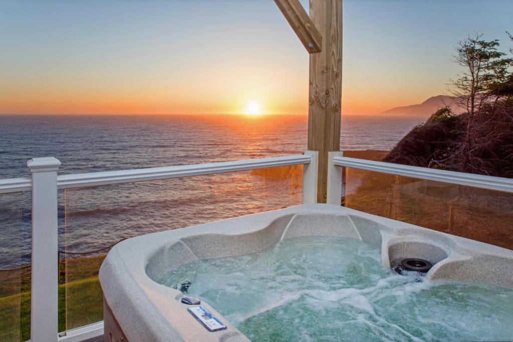 Starfish by OceanviewHotTubs Oceanfront Tesla chrging Shelter Cove Oceanfront, Shelter Cove