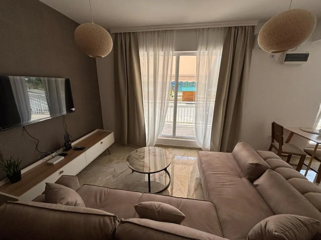 Capital Apartments - Premium luxury by the lake，位于普卢日内的酒店