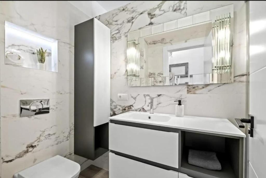 Spacious Malaga House with private walled-in yard - 2