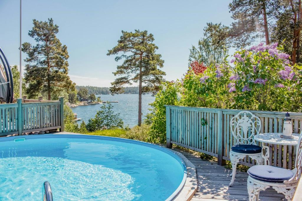 Idyllic Island House With Pool, Svartsö