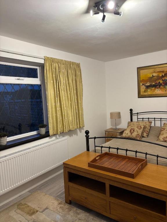 Studio apt with private parking, Teddington