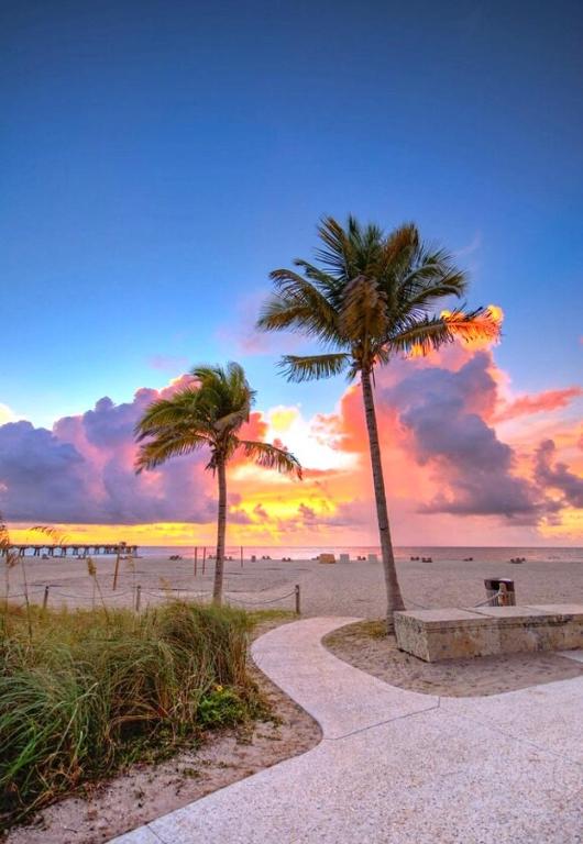 NEW Pool Home with King Bed Mins to Hospital and Beach, Fort Lauderdale