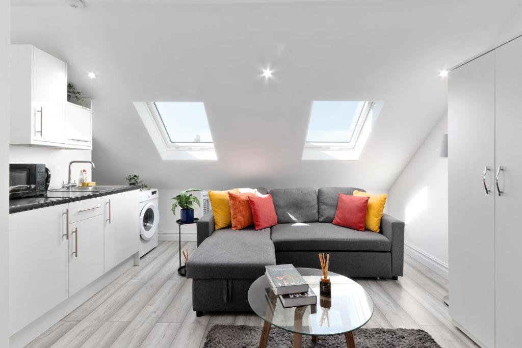 Superb Apartment with parking, Harrow on the Hill