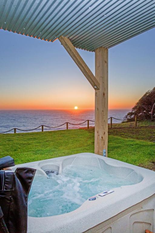 Dolphin by OceanviewHotTubs Oceanfront Shelter Cove Tesla, Shelter Cove
