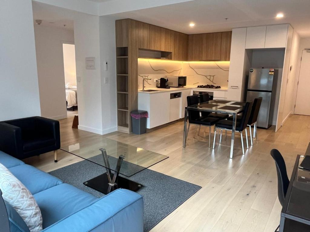 Modern & Spacious 2 Bed 2 Bath Apartment with Parking, Box Hill