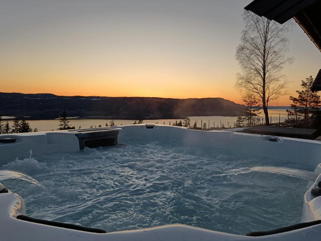 Large Cabin With Jacuzzi And View Of Lake Mjøsa, Ulven