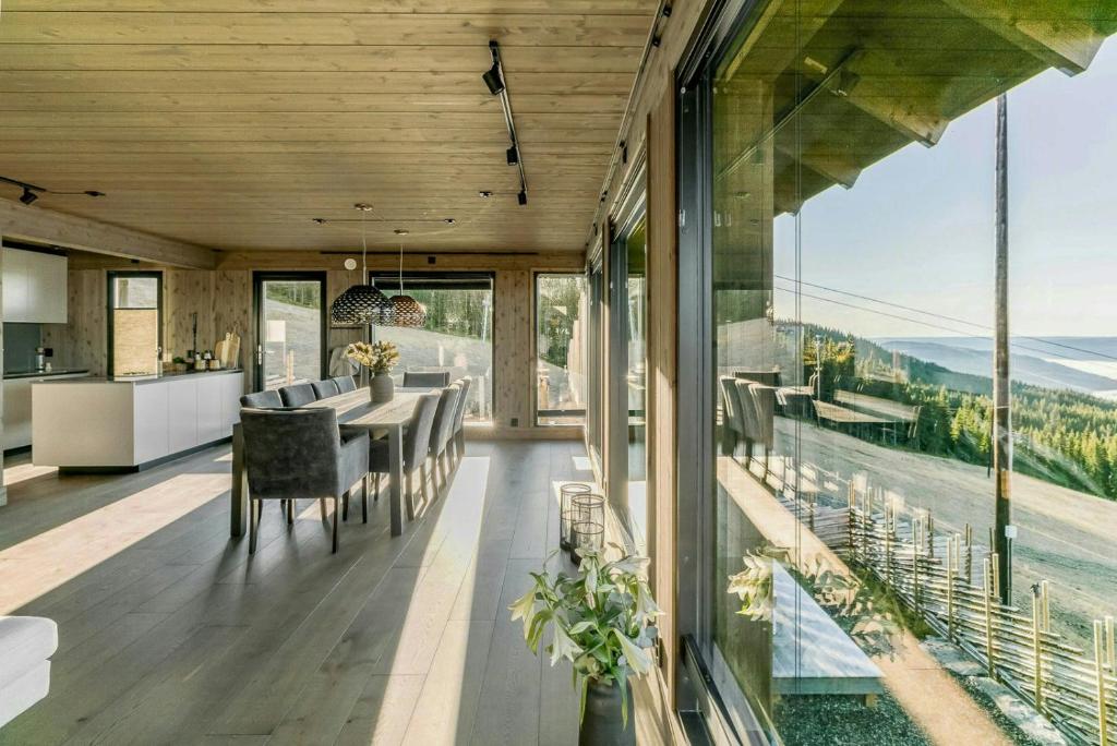 Ski-Inski-Out Cabin In Hafjell With View, Øyer