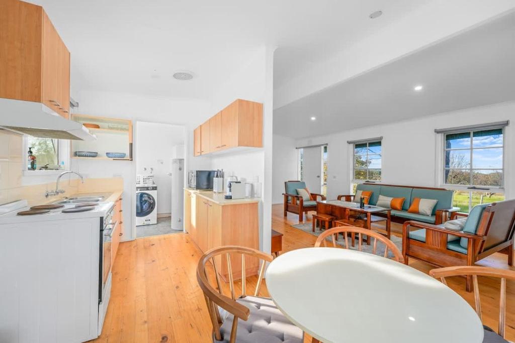 Fully Equipped Balnarring Cottage for 4 w pool, Balnarring