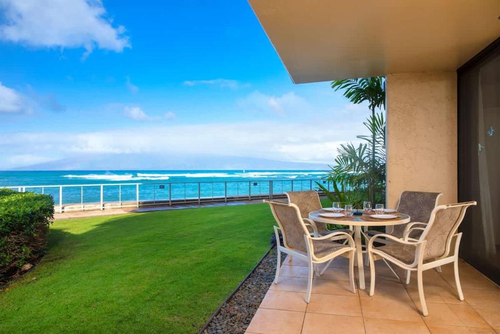 Zen by the Sea, Ground-Level Paradise with Ocean Views, Kahana