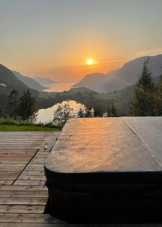 Sunny Cabin With Fjord Views In Redal, Naustdal