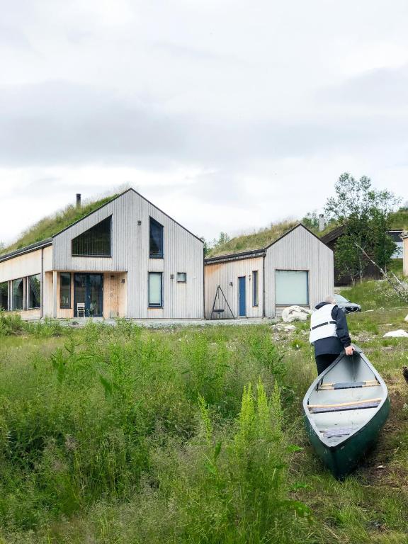 Beautiful Architecture By Vågslidvatnet Lake, Vågsli