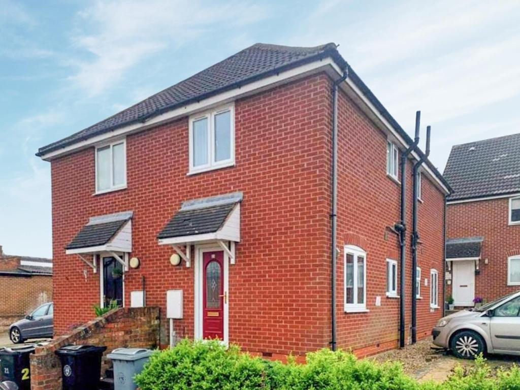 Julius-Den, Grantham