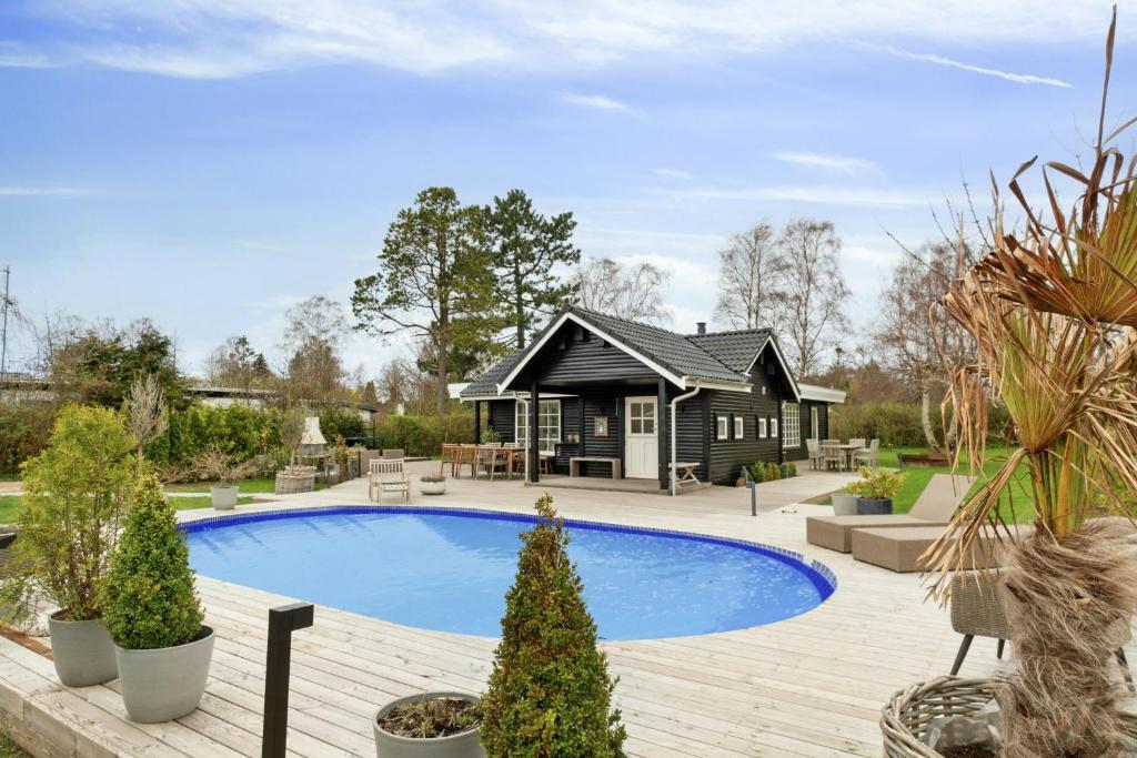 Bright Summer House With Pool In Tisvildeleje, Tisvildeleje