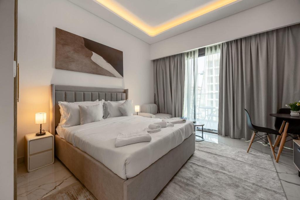 Luxury Stylish Studio in Azizi 63, Dubaj
