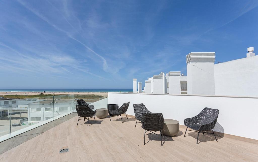 Salitre Luxury Apartment with 2 Rooms & 2 Bathrooms, Oceanfront with Pool, Private Terrace, Private Parking & Free WIFI - 5