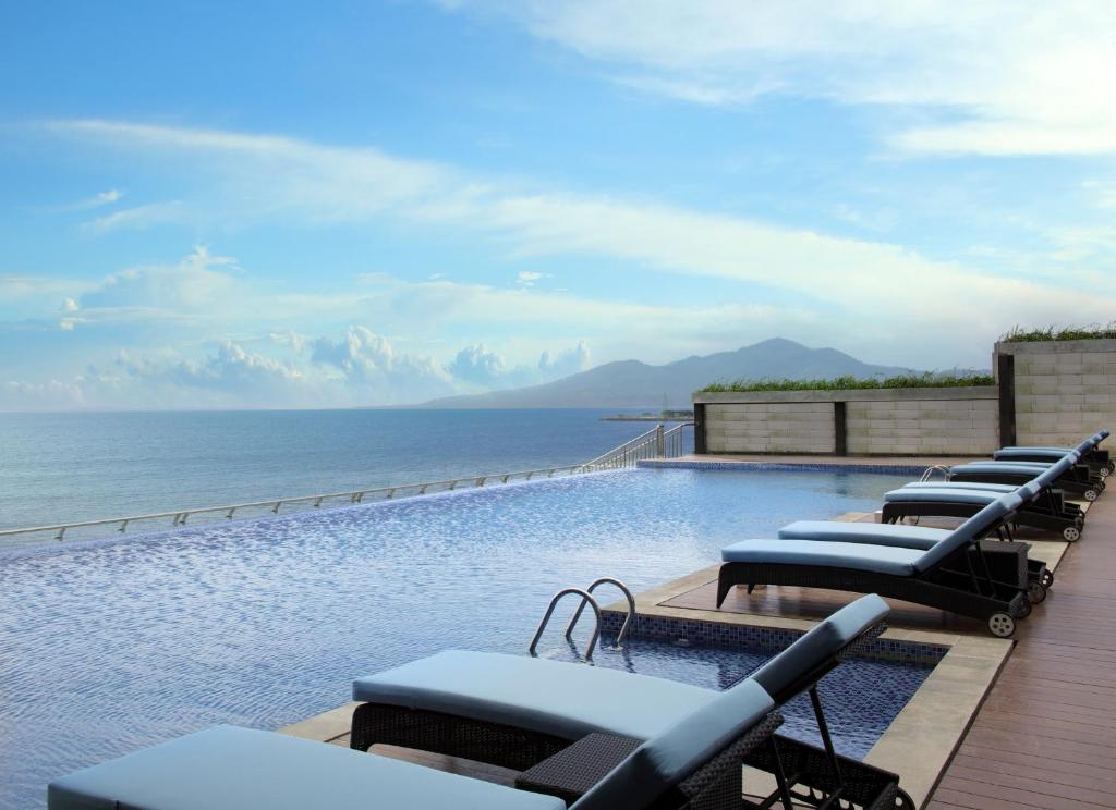 フォー ポインツ バイ シェラトン マナド (Four Points by Sheraton Manado) スイミングプール