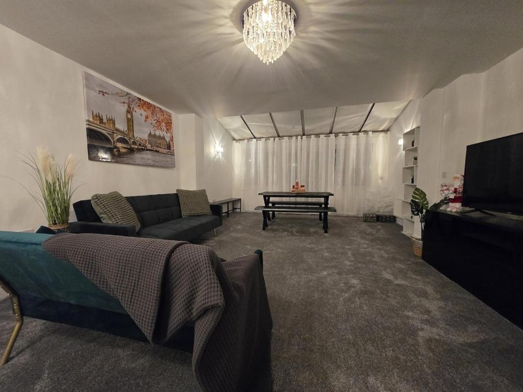 Peaceful four bed town house Free parking Windsor Heathrow, Slough