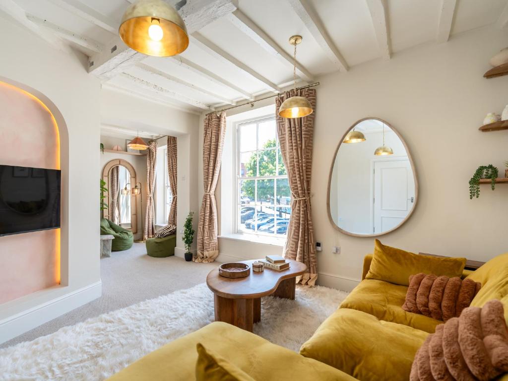 Trendy 2-bed escape in prime central location Pass the Keys, Shrewsbury