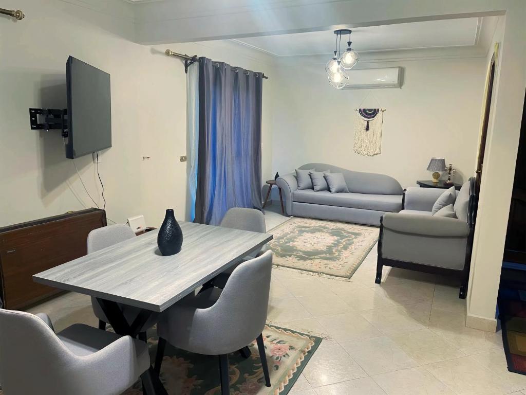 Modern 1BR with Private Garden in Sheikh Zayed Hadayek ElMohandeseen Compound, Sheikh Zayed
