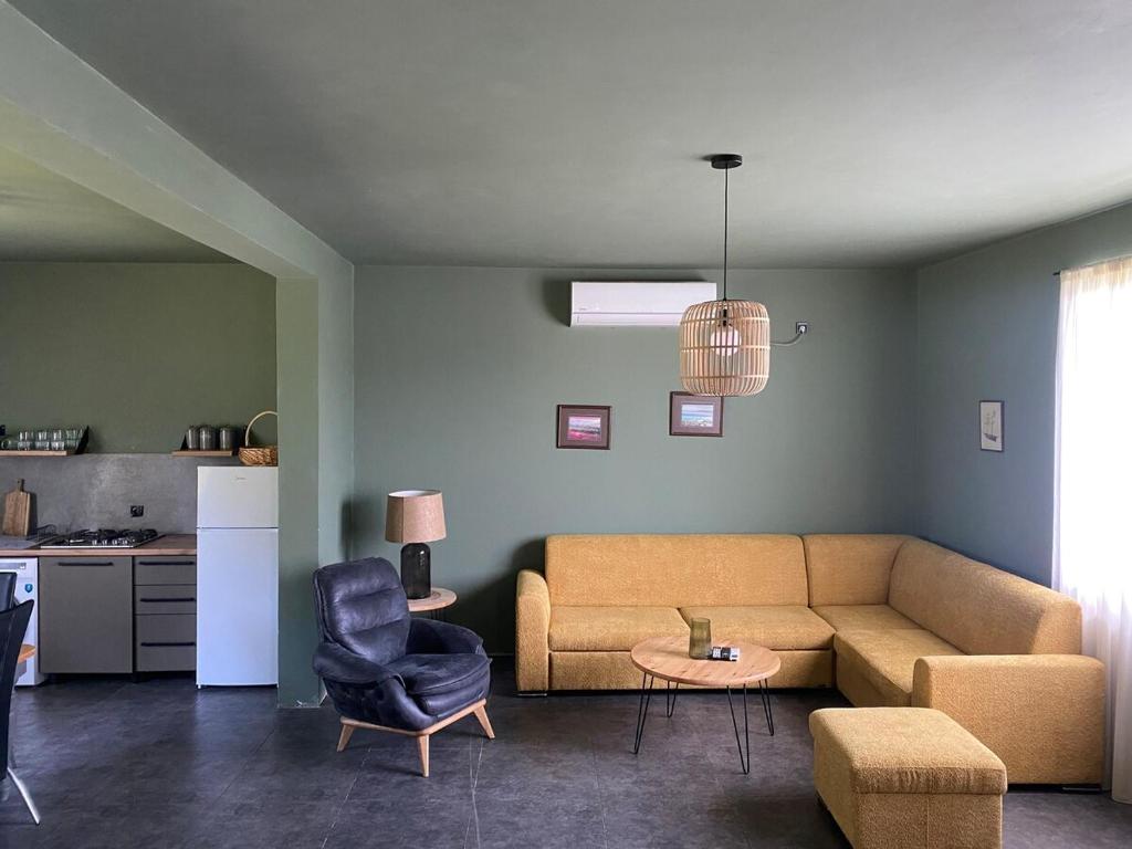 Guest Hous, Urekis Sadguri