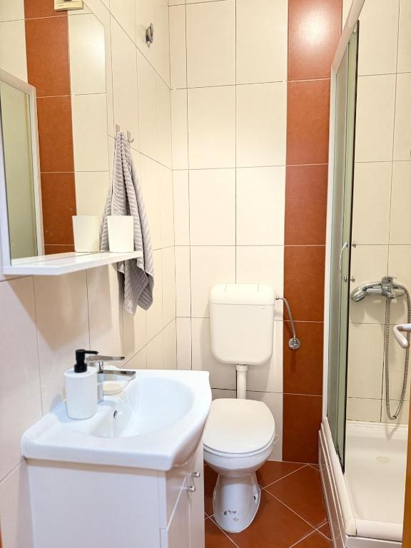 Bright and Modern Studio with Balcony - 5