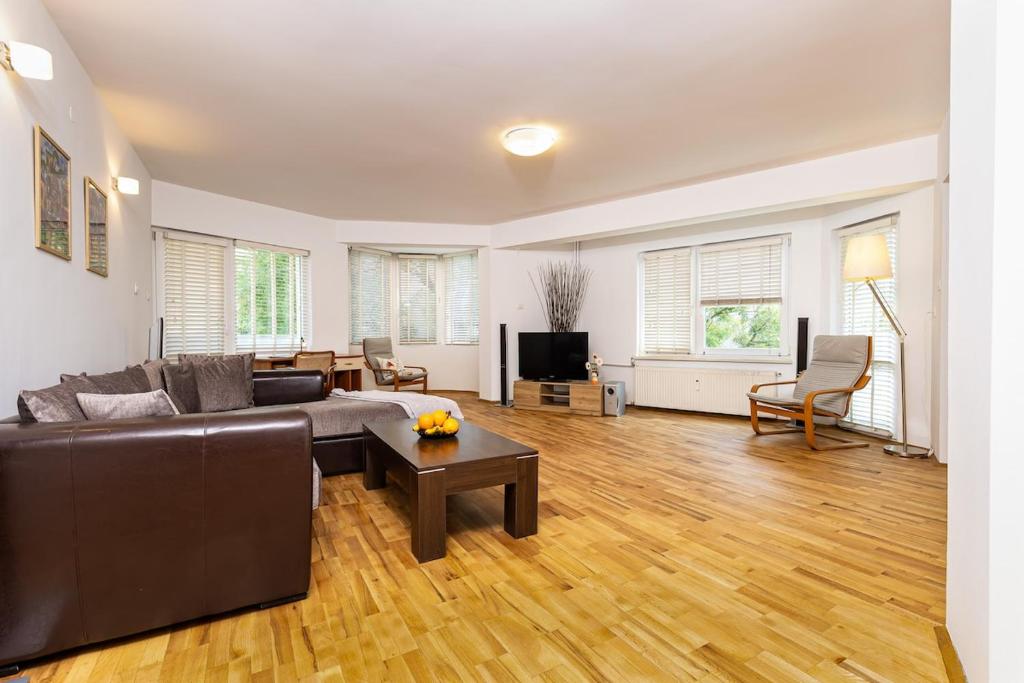 Spacious 2BR Apt Kremena 10 minutes walk to Center, Plovdiv