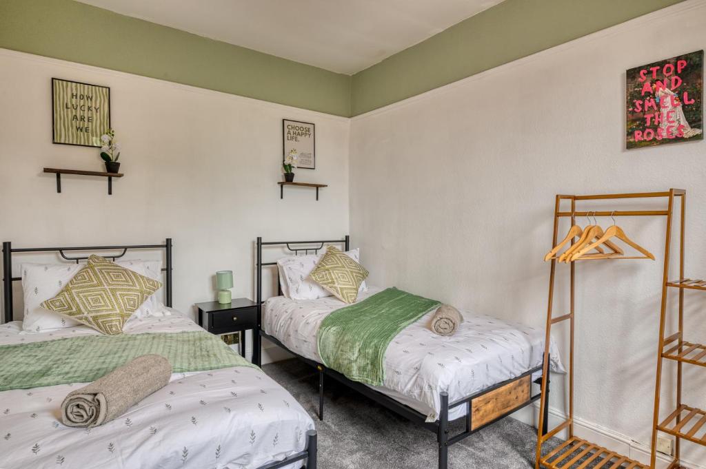 Spacious Victorian House in Hoole with Free Parking Sleeps 8, Chester