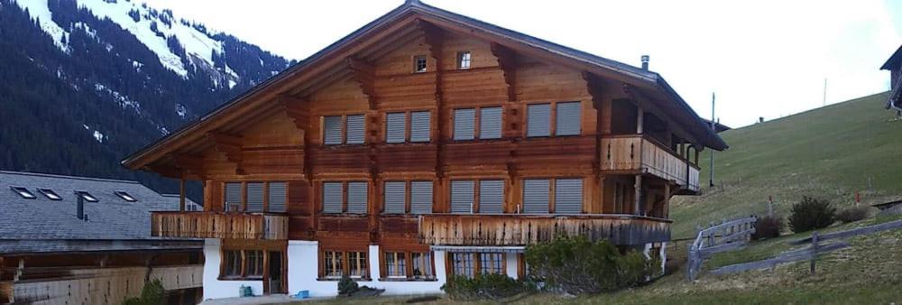 Stunning Gstaad Apartment With Mountain Views, Lauenen