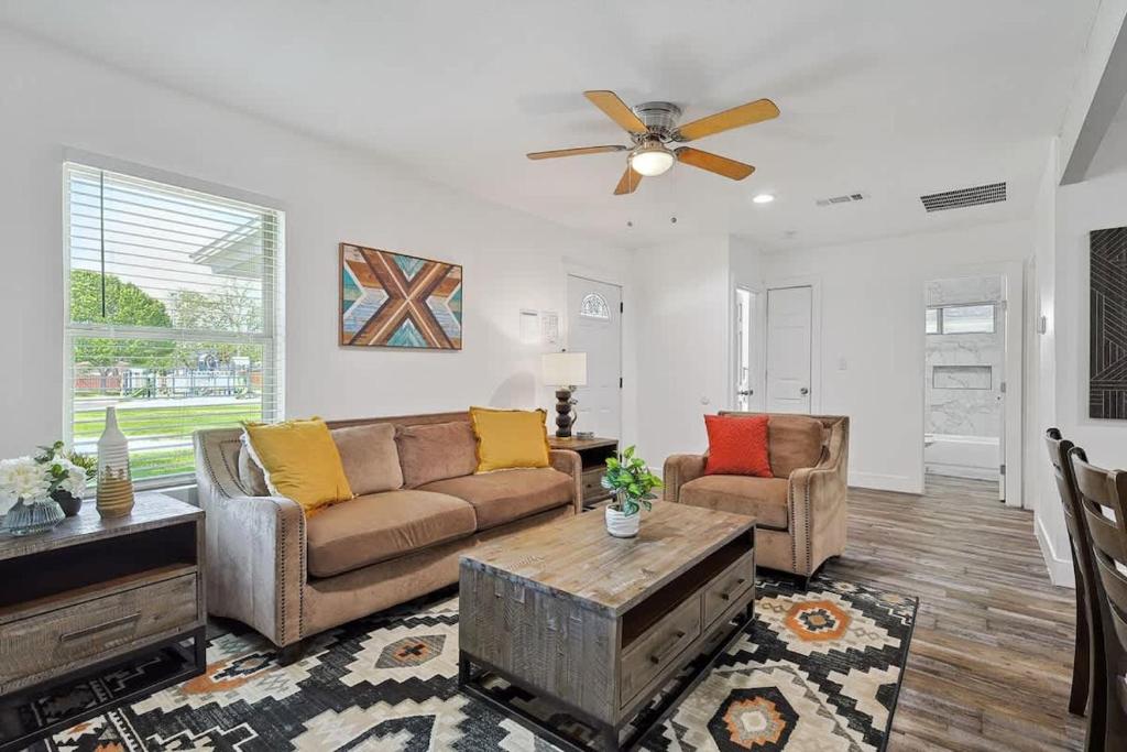 Serene Escape - Peaceful 3-BD Retreat with Yard, Grand Prairie