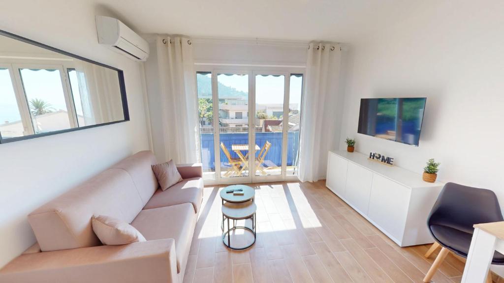55E - Superbe studio climatisé entièrement rénové au 5ème et dernier étage sur le bord de Mer de Menton - 1