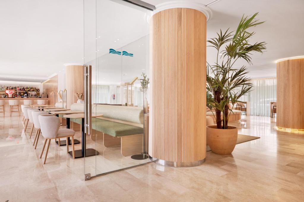Hotel Ipanema Beach — Restaurant & bars in Cala Blava, Balearic Islands