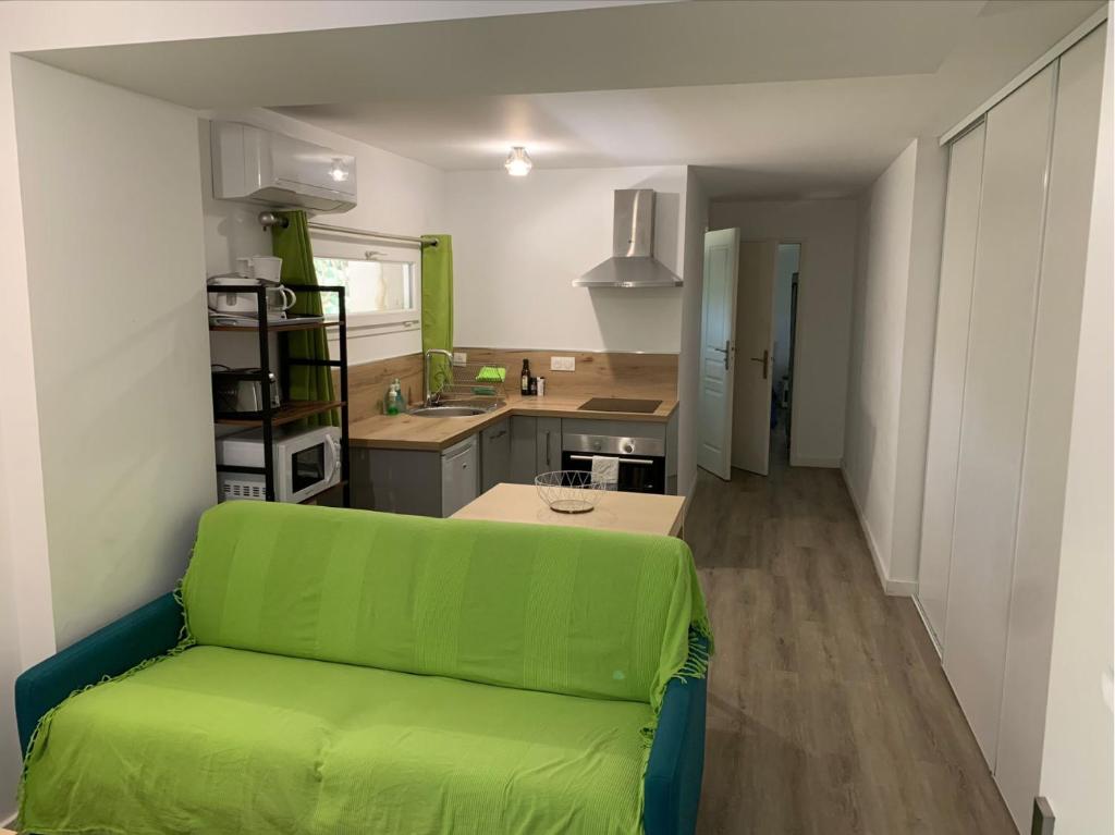 Le Cyprès, Saint-Mitre-les-Remparts