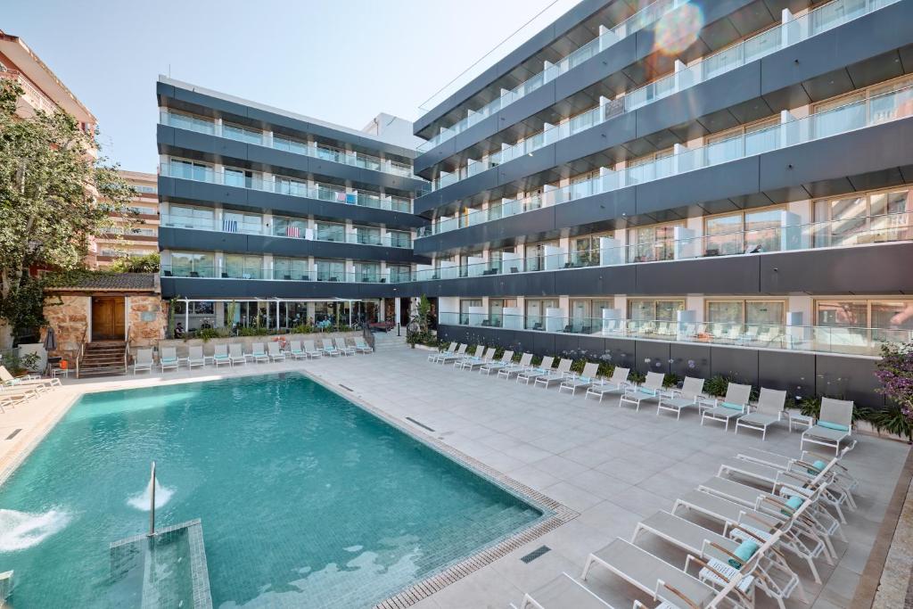 Hotel Ipanema Beach — Swimming pool in Cala Blava, Balearic Islands