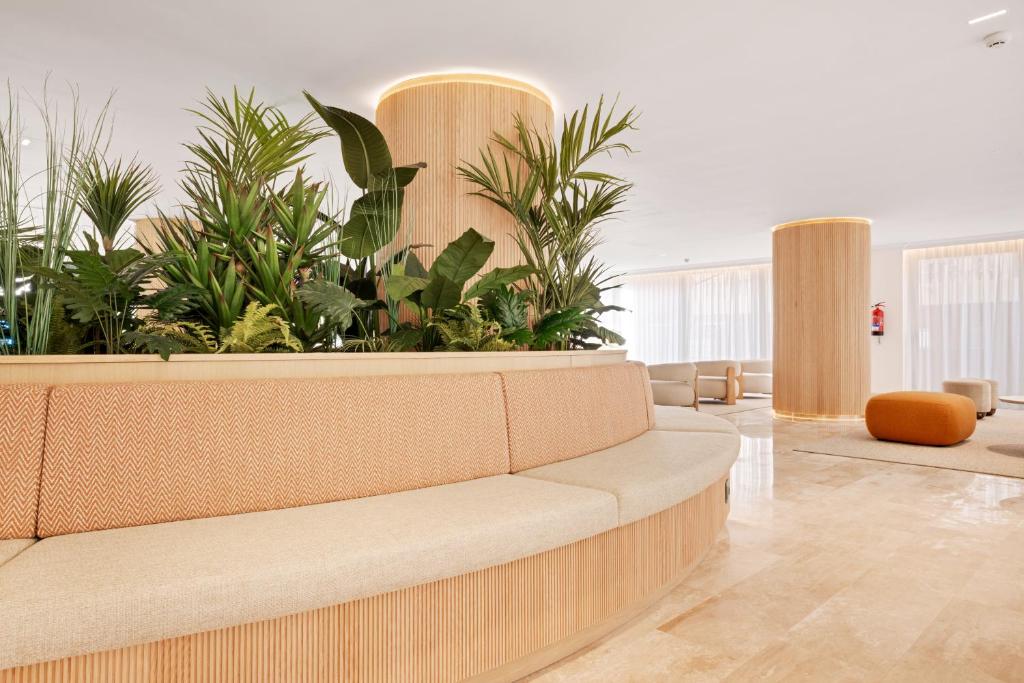 Hotel Ipanema Beach — Hotel building in Cala Blava, Balearic Islands