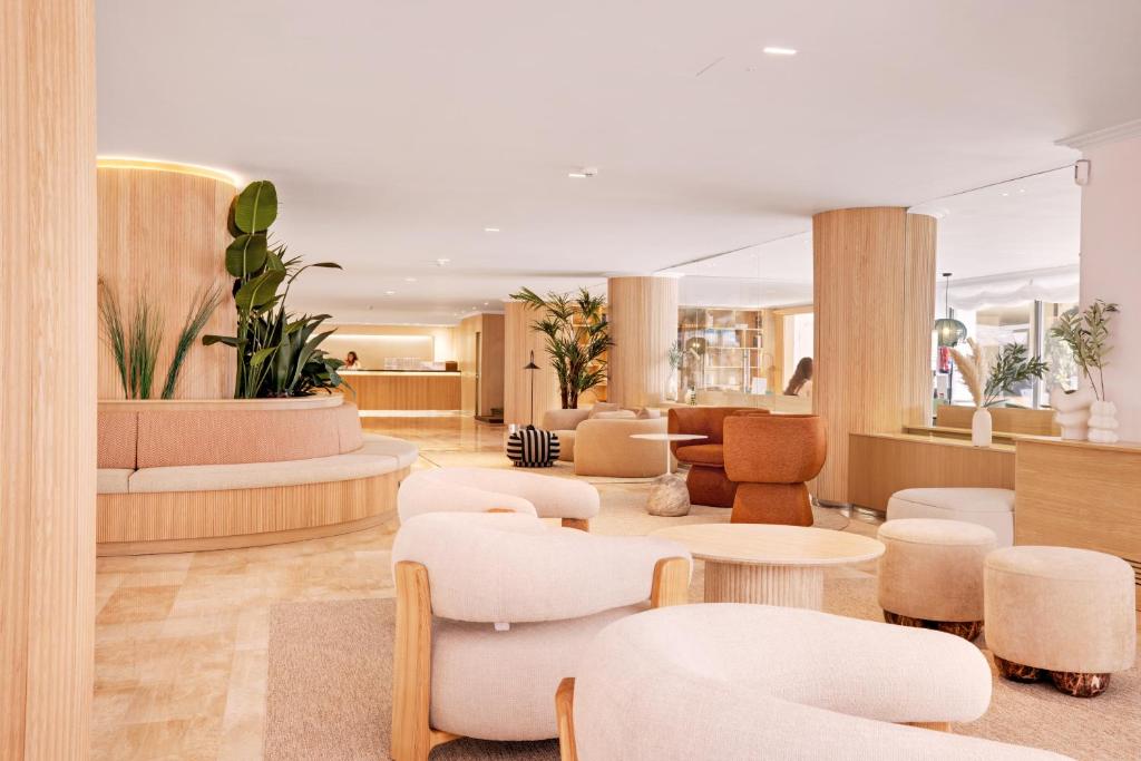 Hotel Ipanema Beach — Hotel building in Cala Blava, Balearic Islands