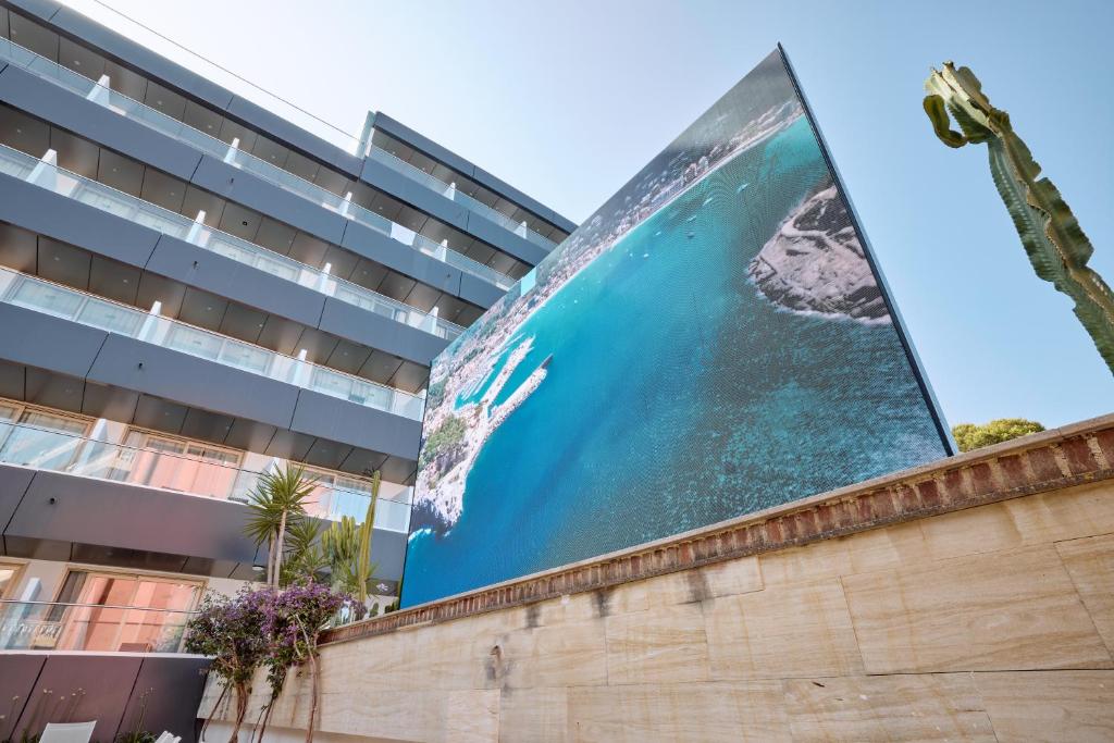 Hotel Ipanema Beach — Hotel building in Cala Blava, Balearic Islands