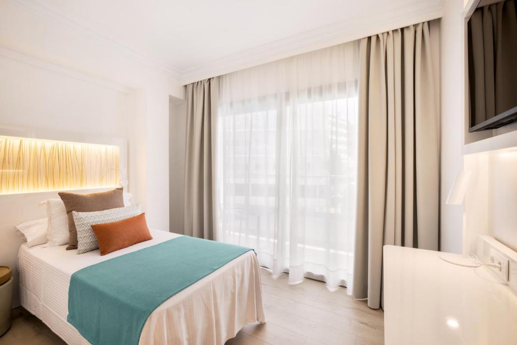 Hotel Ipanema Beach — Hotel rooms in Cala Blava, Balearic Islands