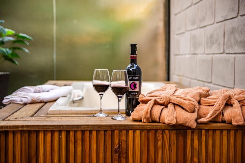 Tiny House com Banheira Privativa, Deck no Jardim com Rede Suspensa sobre o Riacho e Lareira Externa em Meio à Natureza, Imbituba