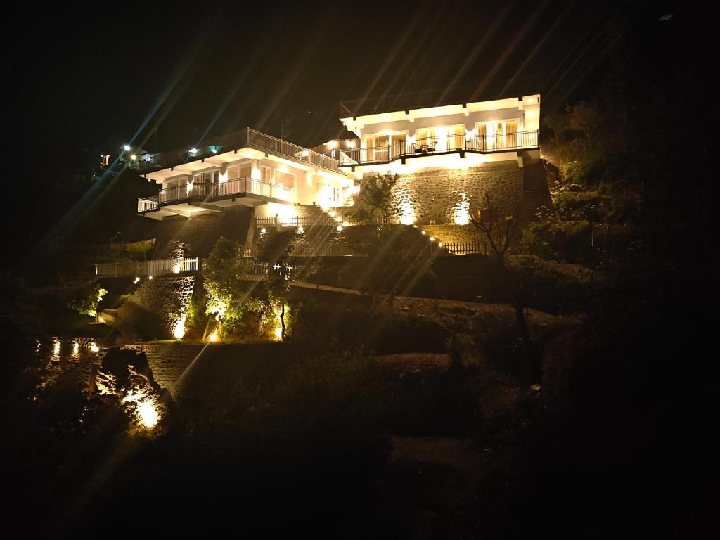 Iris Grove, Mukteswar