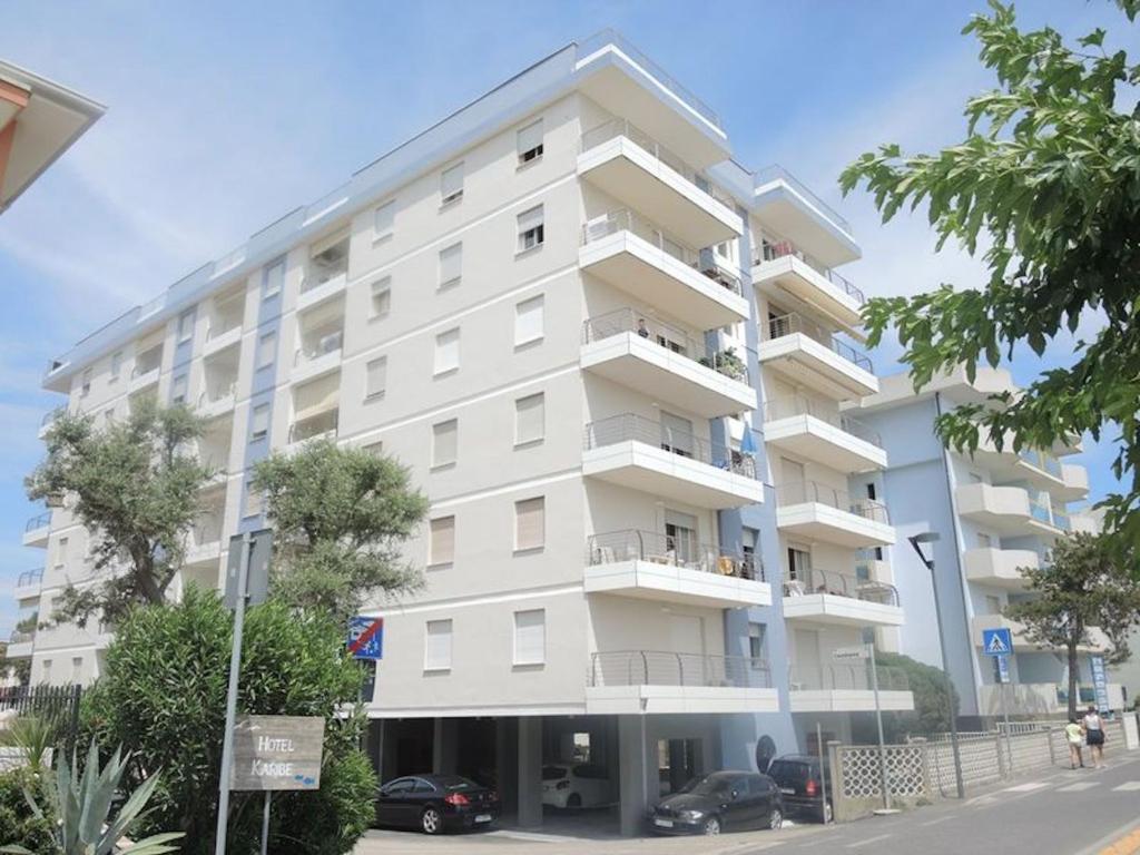 Flat with side sea view just steps from the beach - 3