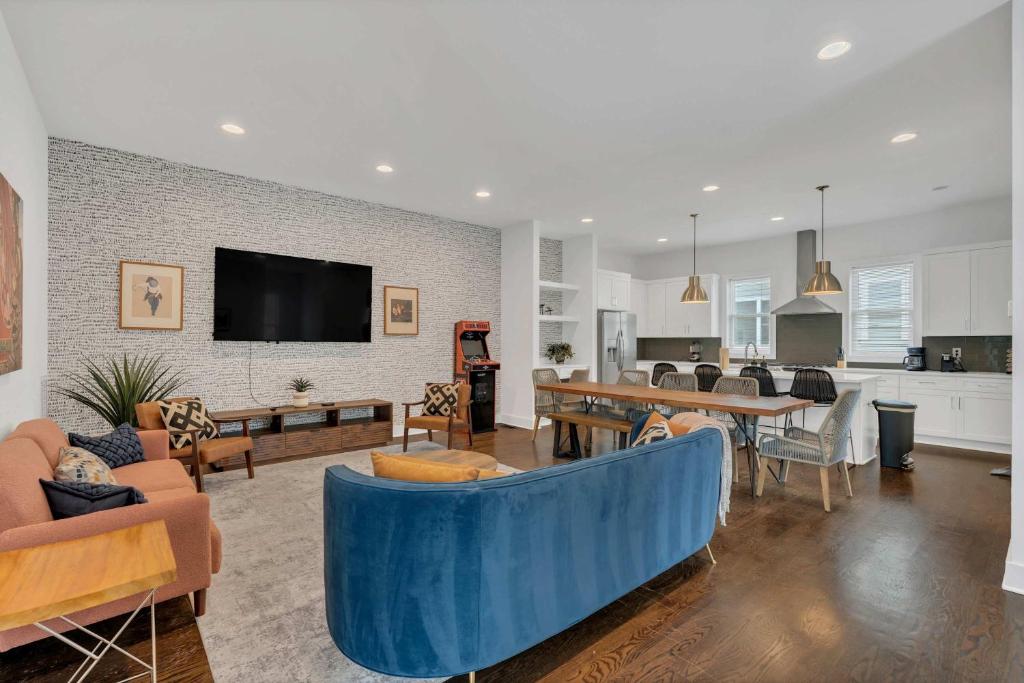 Large Home with Rooftop & Views Sleeps 12, Nashville