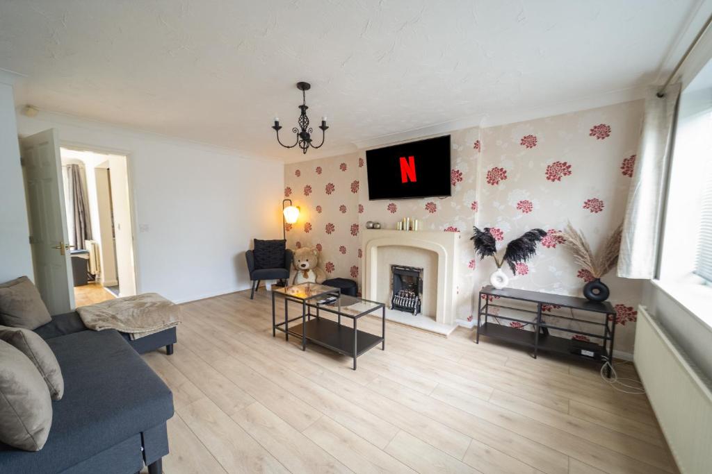 Contractors - Sleeps 8 - Double Driveway - City Centre - 3 Double Rooms - Garden - Coventry, Coventry