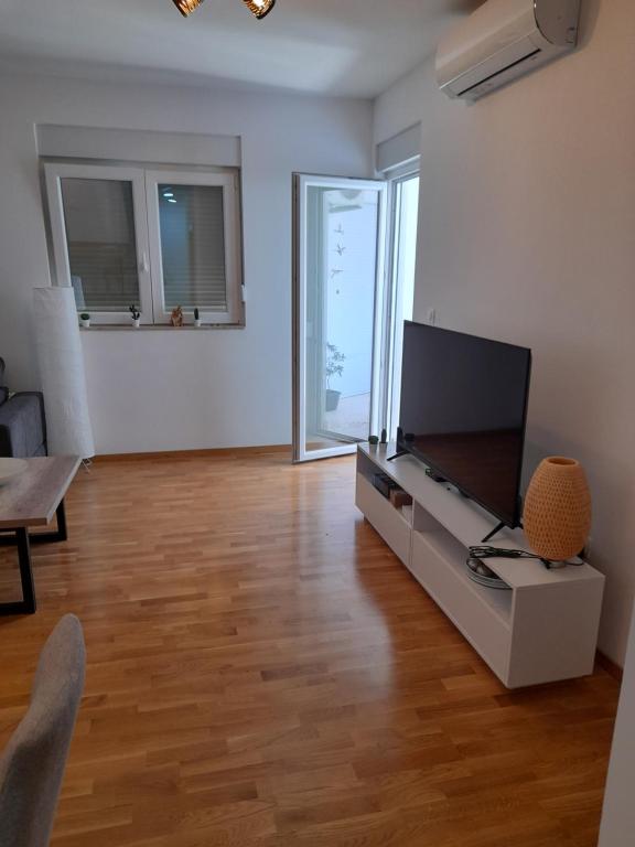 Cris Apartman, Budva