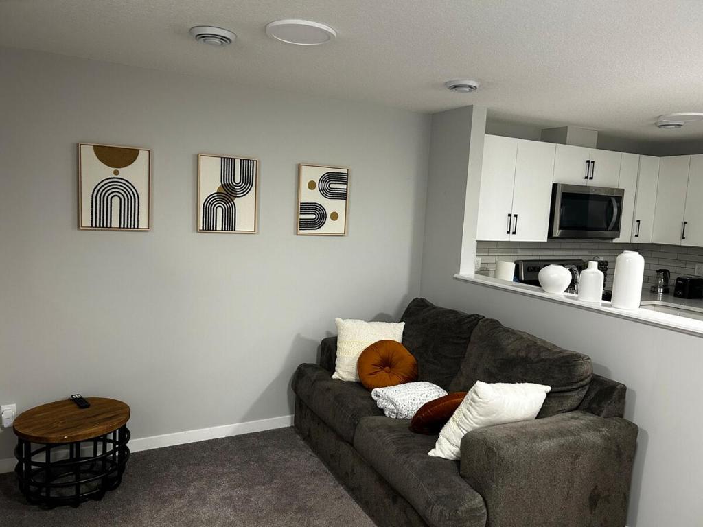 Bright & Spacious 2BR Getaway, Calgary